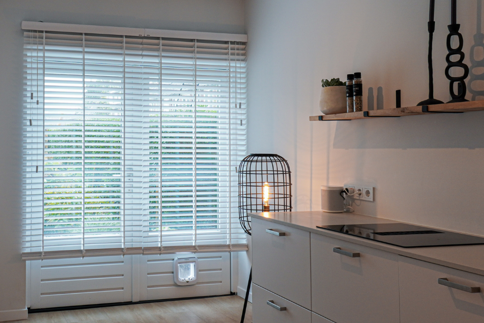 introafbeelding zon en scherm houten jaloezie 50mm